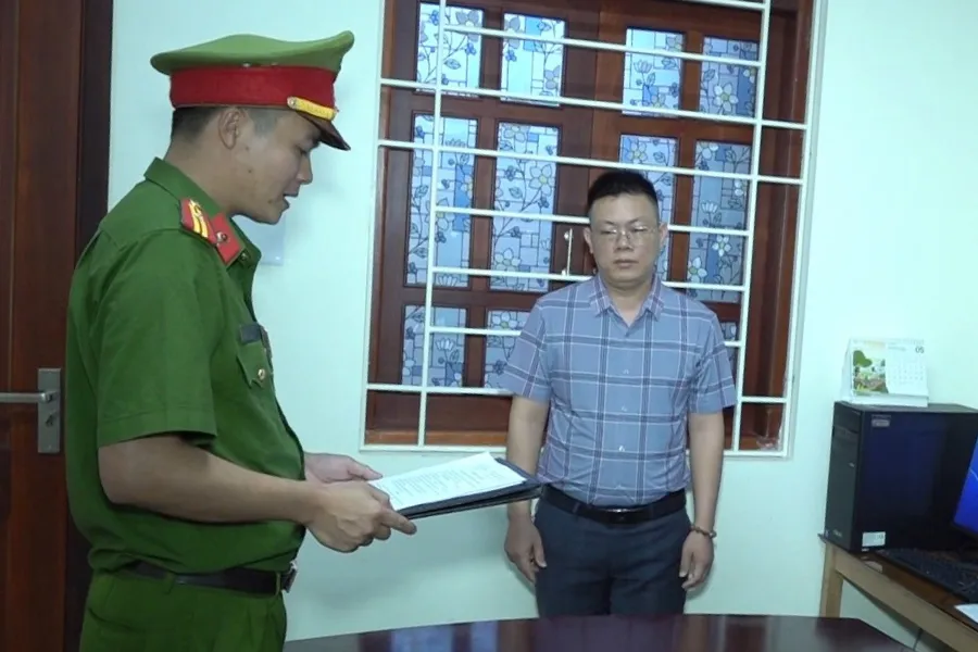 Cơ quan CSĐT tống đạt các quyết định đối với bị can Nguyễn Văn Khoa. Khởi tố Phó Chủ tịch huyện và một giám đốc ở Nghệ An
