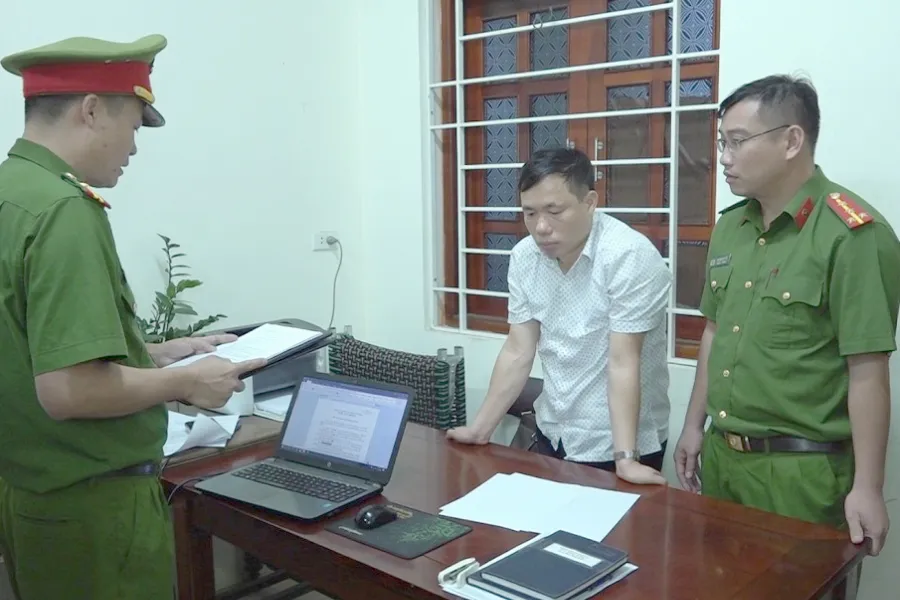 Ông Trần Đức Lợi (đứng giữa). Khởi tố Phó Chủ tịch huyện và một giám đốc ở Nghệ An