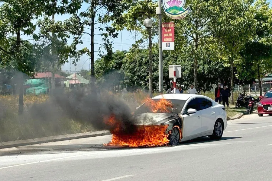 Hiện trường vụ cháy xe. hien-truong-chay-du-doi.jpg
