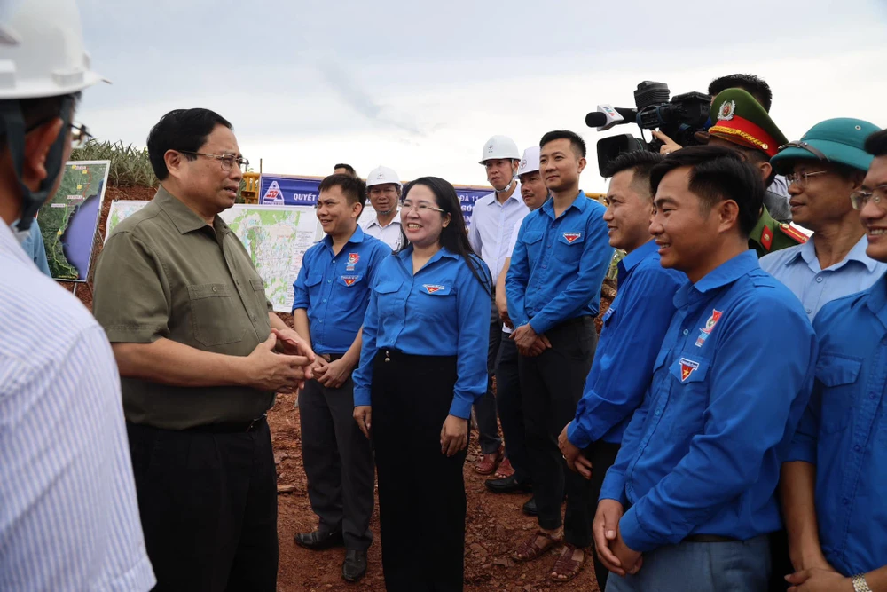 Thủ tướng Chính phủ biểu dương lực lượng đoàn thanh niên tỉnh Nghệ An đã tiếp sức cho các lực lượng thi công đường dây 500kV. duong-day-500kV.jpg