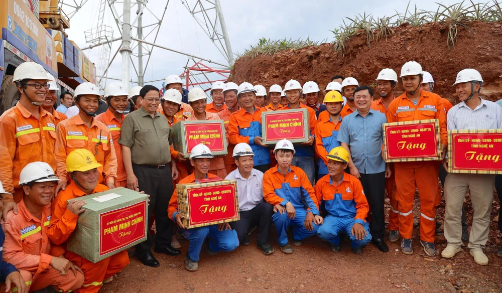 Thủ tướng Chính phủ và lãnh đạo tỉnh Nghệ An tặng quà cho cán bộ, kỹ sư, công nhân thi công tại vị trí móng cột VT22, thuộc địa bàn xã Quỳnh Trang, thị xã Hoàng Mai, Nghệ An. tang-qua.jpg