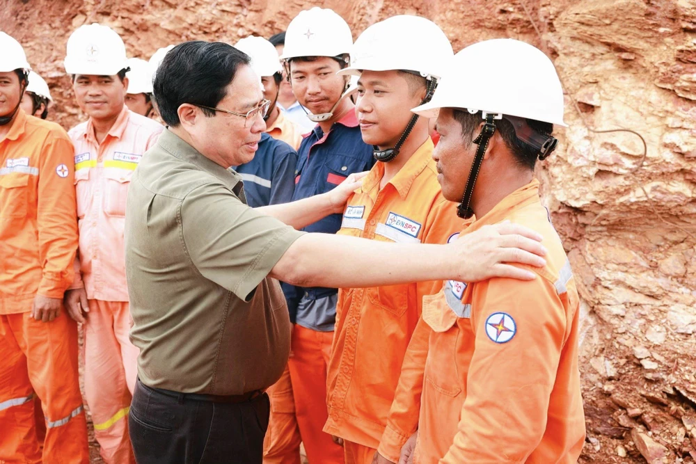 Thủ tướng Chính phủ Phạm Minh Chính động viên lực lượng thi công đường dây 500kV mạch 3. đường dây 500kV