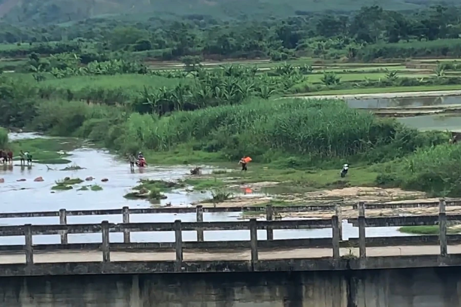 Khu vực hai anh em đuối nước khi ra sông tắm. Ảnh: V. HOÀI. 2-anh-em-ruot-duoi-nuoc khi ra sông tắm