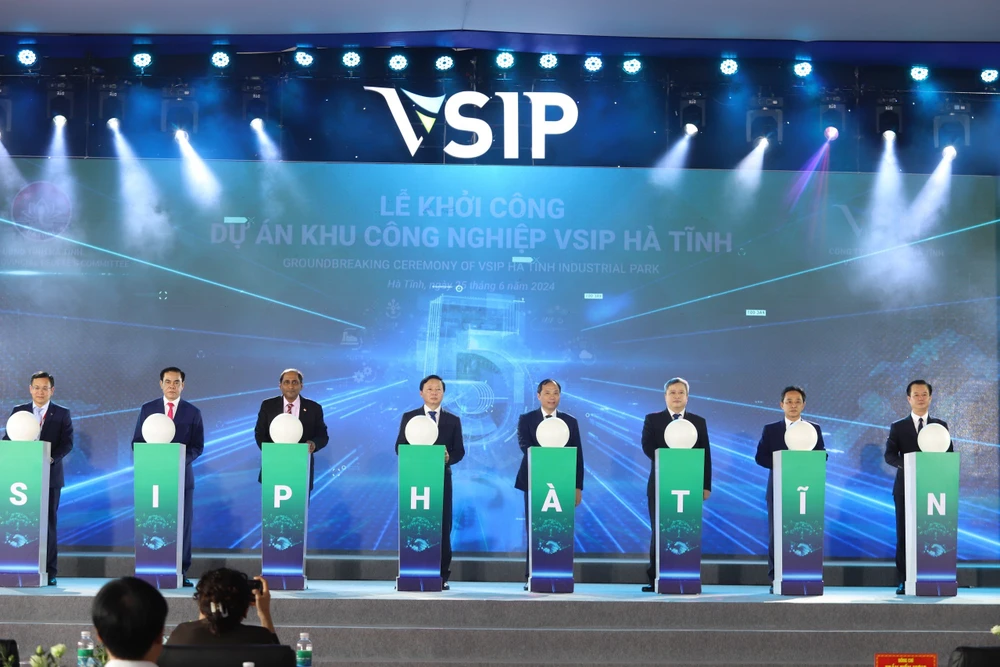 Phó Thủ tướng Chính phủ Trần Hồng Hà cùng lãnh đạo tỉnh Hà Tĩnh, nhà đầu tư và các đại biểu thực hiện nghi thức ấn nút chính thức khởi công dự án. an-nut-khoi-cong-vsip.jpg