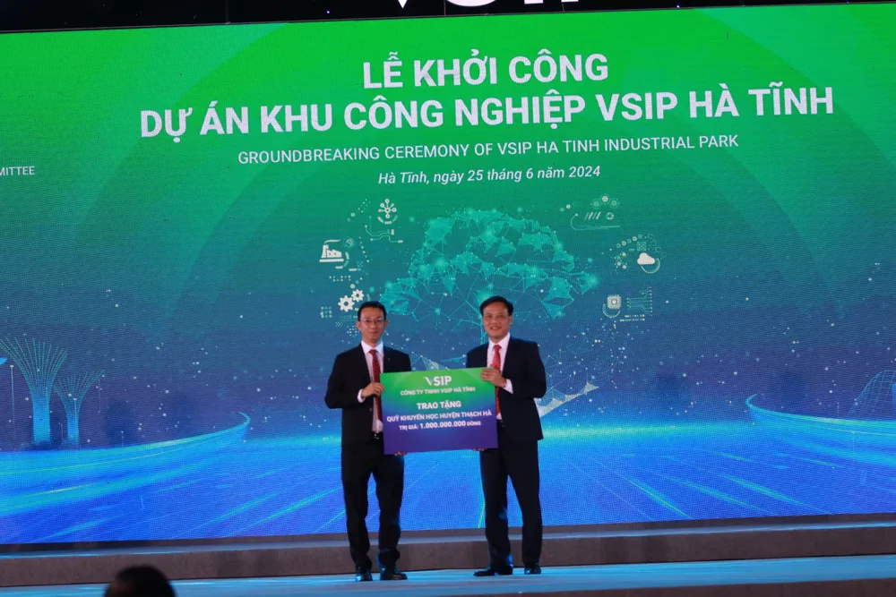 Trao tặng quỹ khuyến học cho huyện Thạch Hà (Hà Tĩnh). khuyen-hoc.jpg