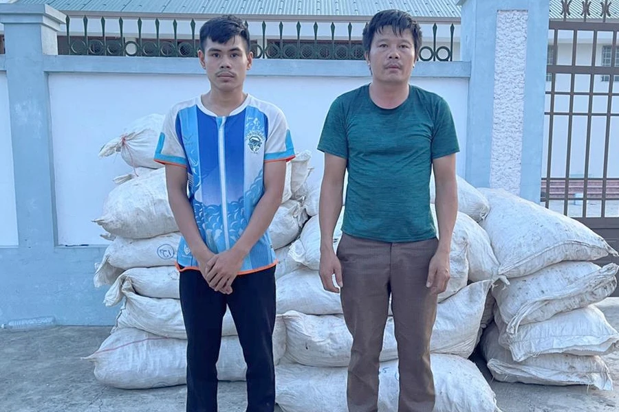 Sáng và Hiếu cùng tang vật lúc bị bắt giữ. thu-khen-cong-an-7376-8647.jpg.jpg
