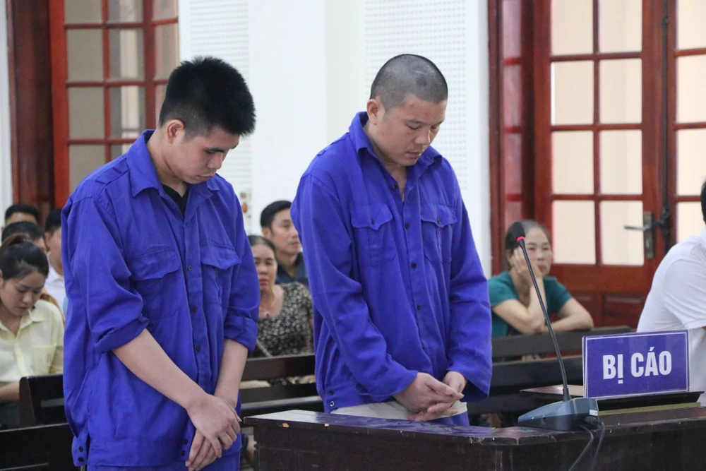 Hai bị cáo Hiếu và Sáng tại phiên toà sơ thẩm. vay-te-te.jpg
