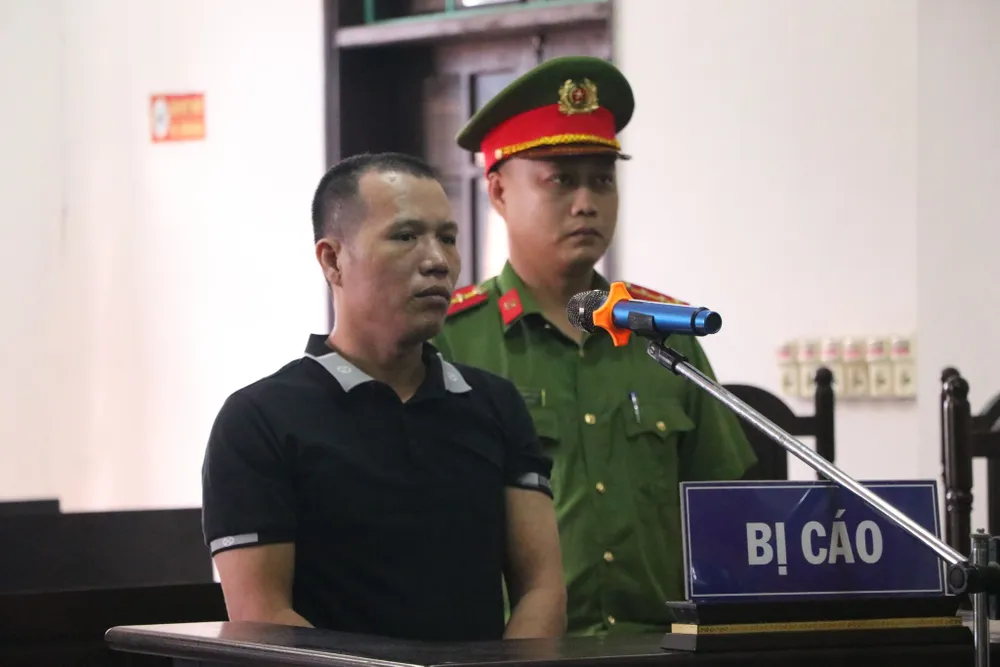 Bị cáo Linh đứng trước bục khai báo tại phiên toà sơ thẩm. linh-cuop-ngan-hang.jpg