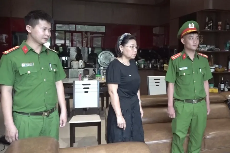 Bà Nguyễn Thị Lam (đứng giữa) khi giữ chức giám đốc Trung tâm Điều dưỡng người có công với cách mạng tỉnh Nghệ An đã lợi dụng chức vụ để rút tiền ngân sách. giám đốc Trung tâm Điều dưỡng người có công với cách mạng tỉnh Nghệ An đã lợi dụng chức vụ để rút tiền ngân sách.