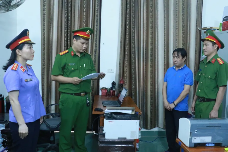 Cơ quan CSĐT tống đạt các quyết định đối với bị can Phan Hồng Sơn. nghe-an-khoi-to.jpg