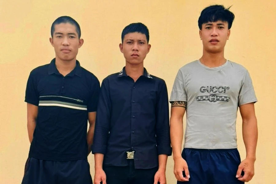 Vũ, Mạnh, Kỳ cùng nhau tấn công cán bộ công an