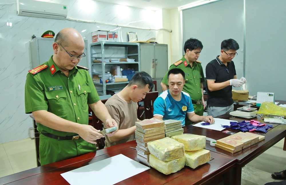 Ban chuyên án của Công an tỉnh Nghệ An mở niêm phong tang vật, lấy mẫu giám định. ma-tuy-theo-xe-khach.jpg