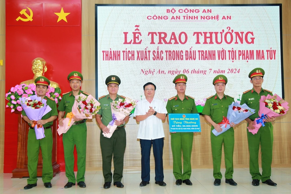 Ông Bùi Đình Long, Phó Chủ tịch UBND tỉnh Nghệ An tặng hoa, biểu dương, trao thưởng cho các đơn vị có thành tích xuất sắc. trao-thuong.jpg