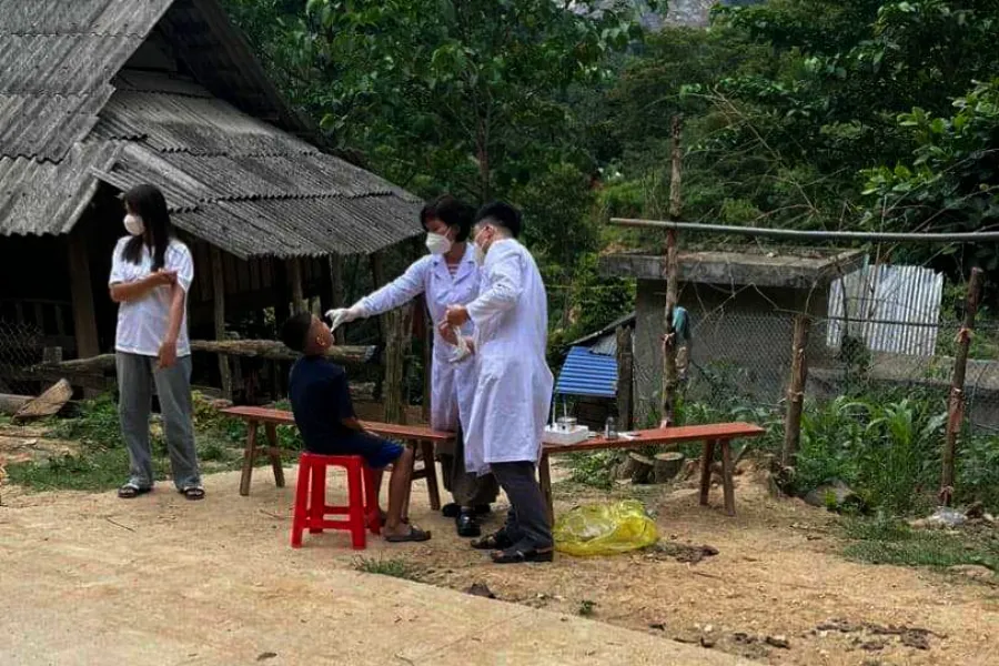 Nhân viên y tế lấy mẫu xét nghiệm cho người dân tiếp xúc gần với bệnh nhân bị bệnh bạch hầu. Nhân viên y tế lấy mẫu xét nghiệm cho người dân tiếp xúc gần với bệnh nhân bị bệnh bạch hầu.
