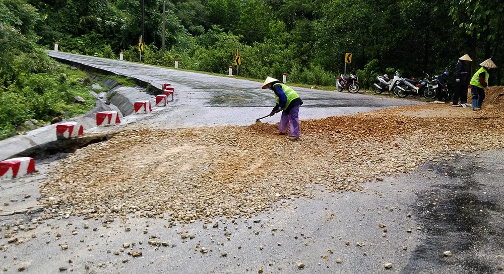 Công nhân đang khắc phục tạm thời tại các điểm nứt, lún mặt đường. khac-phuc-lun-dat (1).jpg