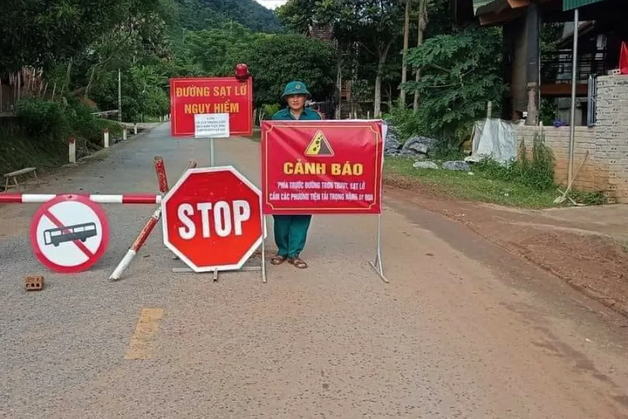 Những ngày qua, cơ quan chức năng đã lập chốt và biển cảnh báo, cấm các phương tiện đi qua điểm sạt lở trên quốc lộ 16 để đảm bảo an toàn cho người và xe. dong-duong-quoc-lo-16.jpg