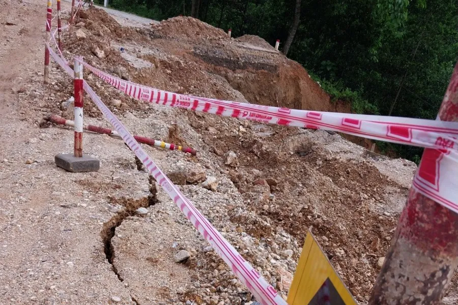 Quốc lộ 16 đoạn qua xã Châu Kim đang tiếp tục bị sạt, trượt. sat-lo-quoc-lo-16.jpg