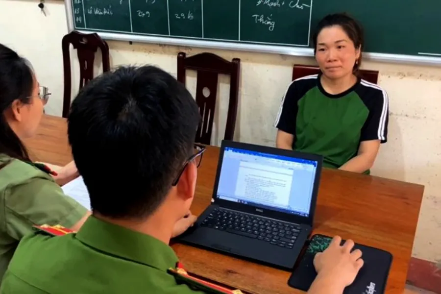 Điều tra viên lấy lời khai đối với Cụt Thị Mùi để làm rõ hành vi bán trẻ em ra nước ngoài. Đã bắt được kẻ bán trẻ em 10 năm trước
