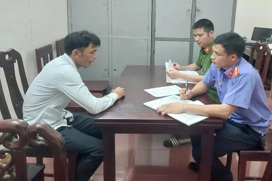 Kiểm sát viên tham gia lấy lời khai của Bùi Văn Sư- nghi phạm hiếp dâm cô gái rồi cướp tài sản Bắt được kẻ hiếp dâm cô gái bên đường rồi cướp 5 triệu đồng
