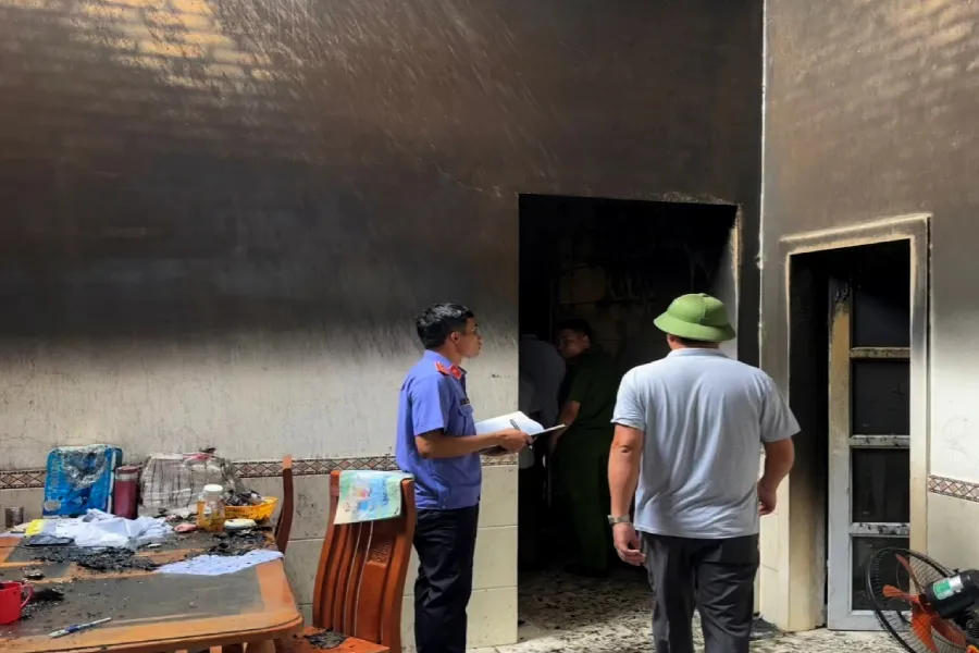 Cán bộ VKS và công an khám nghiệm hiện trường vụ cháy nhà. cảnh cáo vợ