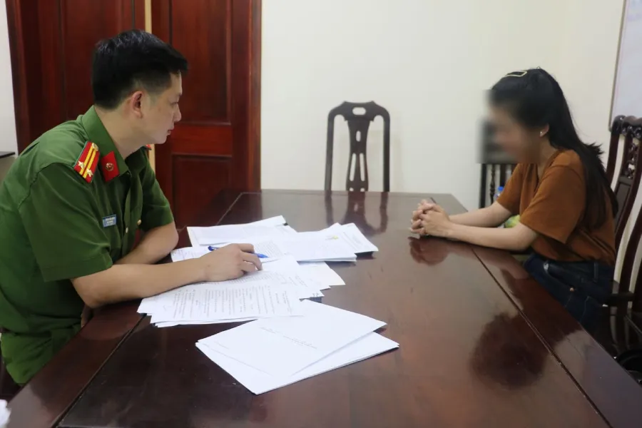 Công an làm việc với H. Ảnh: CA Công an Nghệ An thu hồi 13 xe hơi từ vụ án cô gái lừa đảo để đầu tư tiền ảo