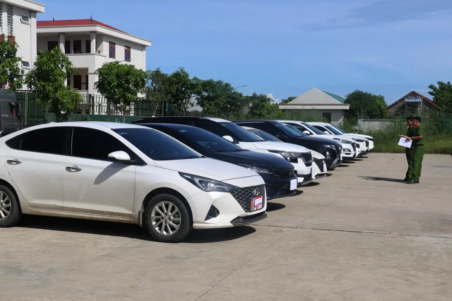 Công an đã thu giữ được 13 xe hơi trong vụ án. Ảnh: CA dau-tu-tien-ao.jpg