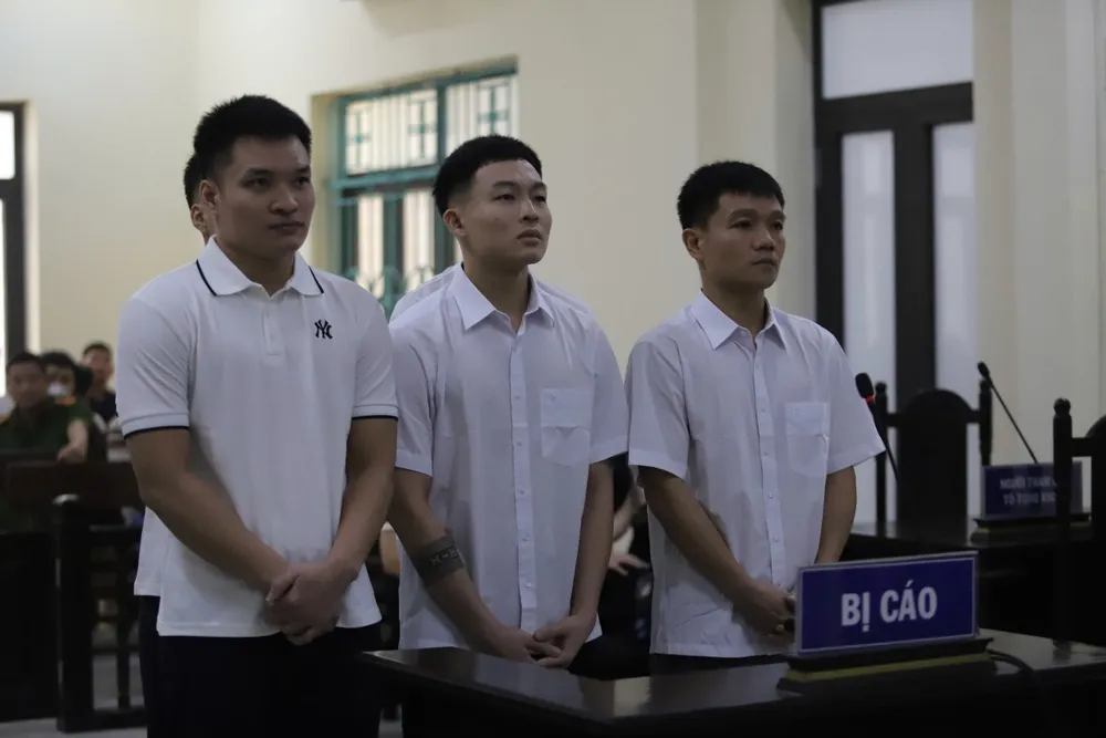 Các bị cáo tại phiên toà sơ thẩm. 5 cựu cầu thủ CLB Hồng Lĩnh Hà Tĩnh lãnh án vụ tổ chức 'bay lắc' ma tuý