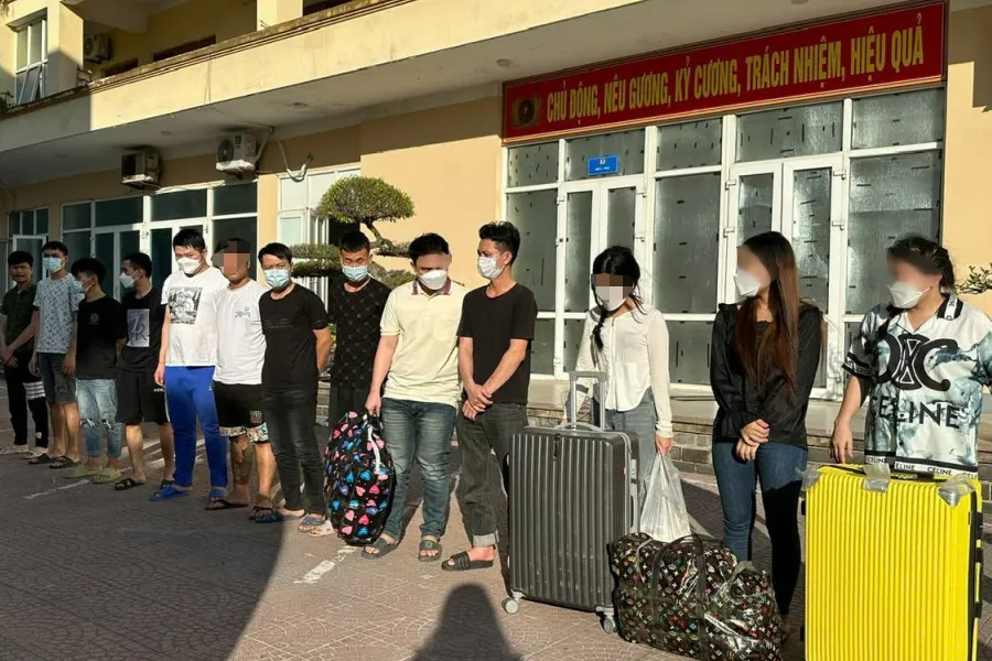 Các nạn nhân được giải cứu, đưa về Hà Tĩnh an toàn. Ảnh: CA. Giải cứu thêm 13 nạn nhân trong vụ bị lừa đưa sang đặc khu kinh tế Tam giác vàng