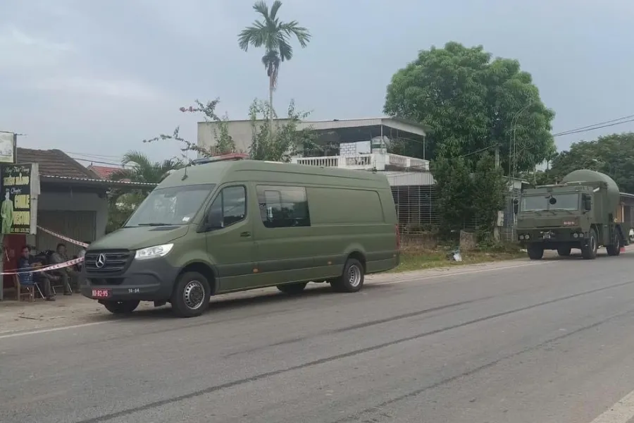 Lực lượng chức năng tiếp cận hiện trường hai vụ nổ ở nhà dân tại huyện Quỳ Hợp.