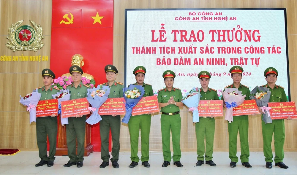 Lãnh đạo Công an tỉnh Nghệ An trao thưởng cho Ban Chuyên án. trao-thuong (2).jpg