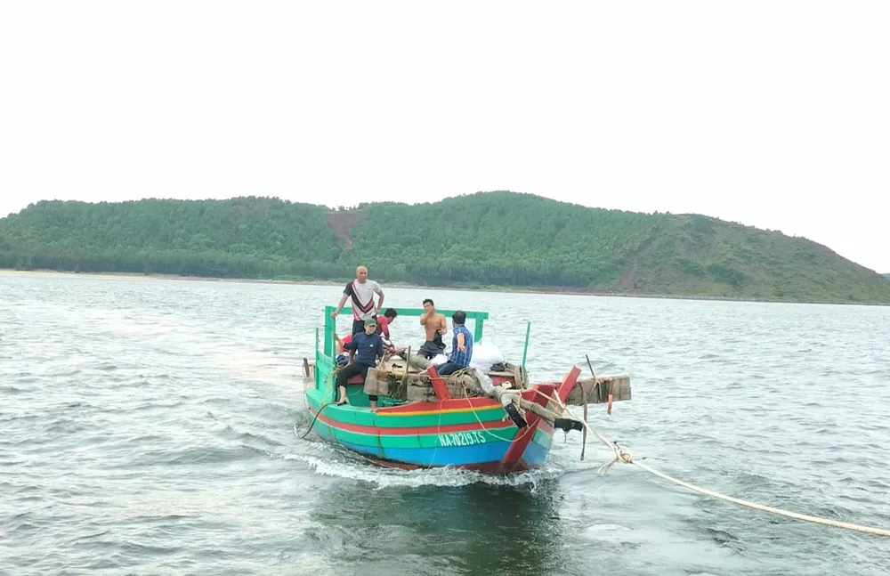 Tàu đánh cá NA-70219-TS bị sóng đánh lật rồi chìm, sau đó đã được trục vớt, kéo vào bờ. Sóng đánh lật tàu đánh cá trên biển, 3 ngư dân vào bờ an toàn
