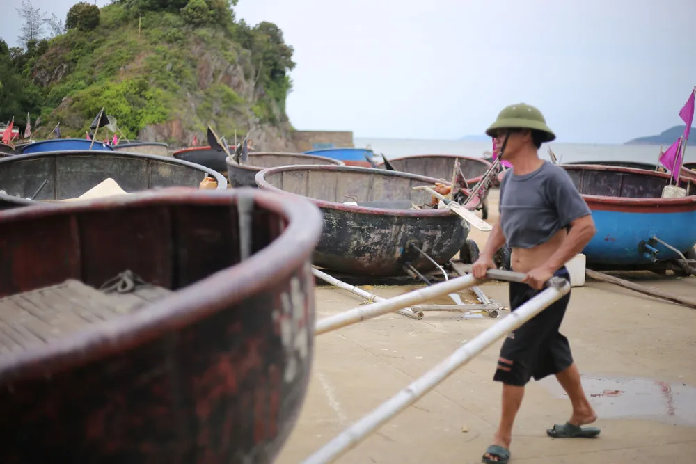 Ngư dân thị xã Cửa Lò đưa thuyền thúng lên bờ tránh bão số 3. ngu-dan-chong-bao.jpg
