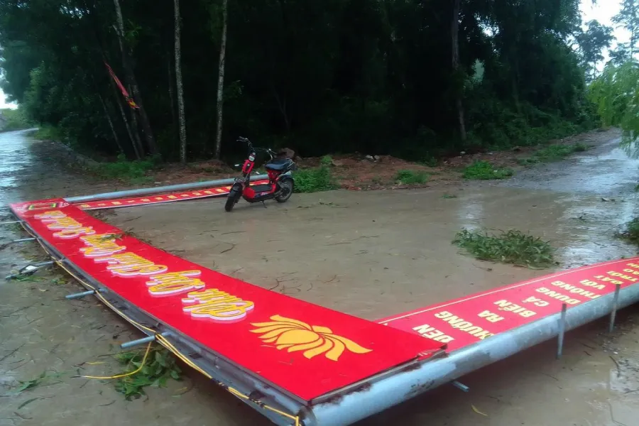 Tấm biển gãy đổ ở huyện Quỳnh Lưu, Nghệ An. Ảnh: ĐẮC LAM quy-luu-nghe-an.jpg