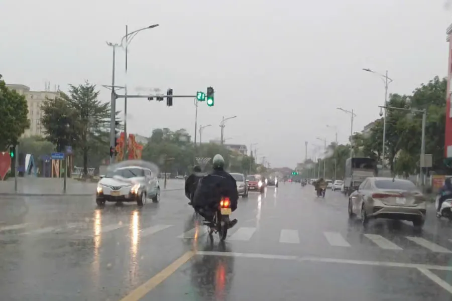 Sáng 6-9, mưa giông xảy ra tại TP Hà Tĩnh. Ảnh: ĐẮC LAM TP-Ha-Tinh-bao-so-3.jpg