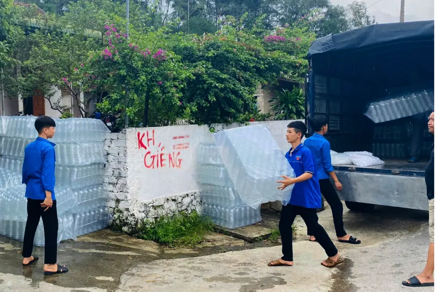 Thanh niên tình nguyện huyện Nam Đàn (Nghệ An) chuẩn bị nước khoáng, nước sạch chở ra phía Bắc. Ảnh: ĐL mang-nuoc-sach-vung-lu.jpg