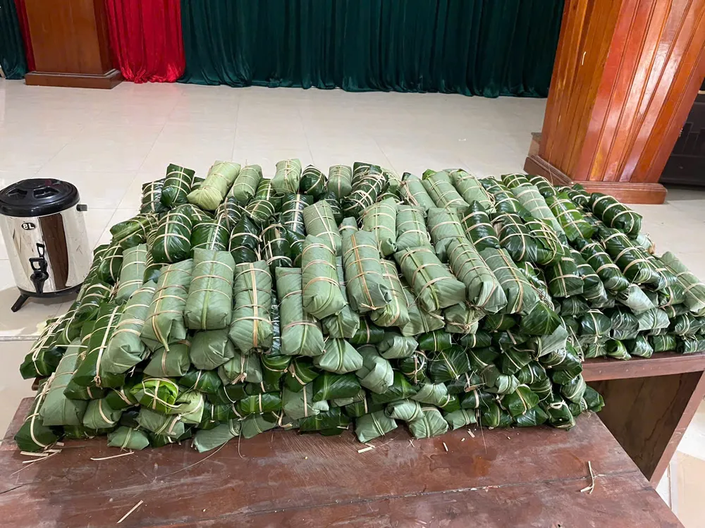 Những chiếc bánh được người dân Nghệ An nấu chín, hút chân không để bảo quản an toàn trước khi vận chuyển đến vùng lũ. Ảnh: ĐL nau-banh.jpg