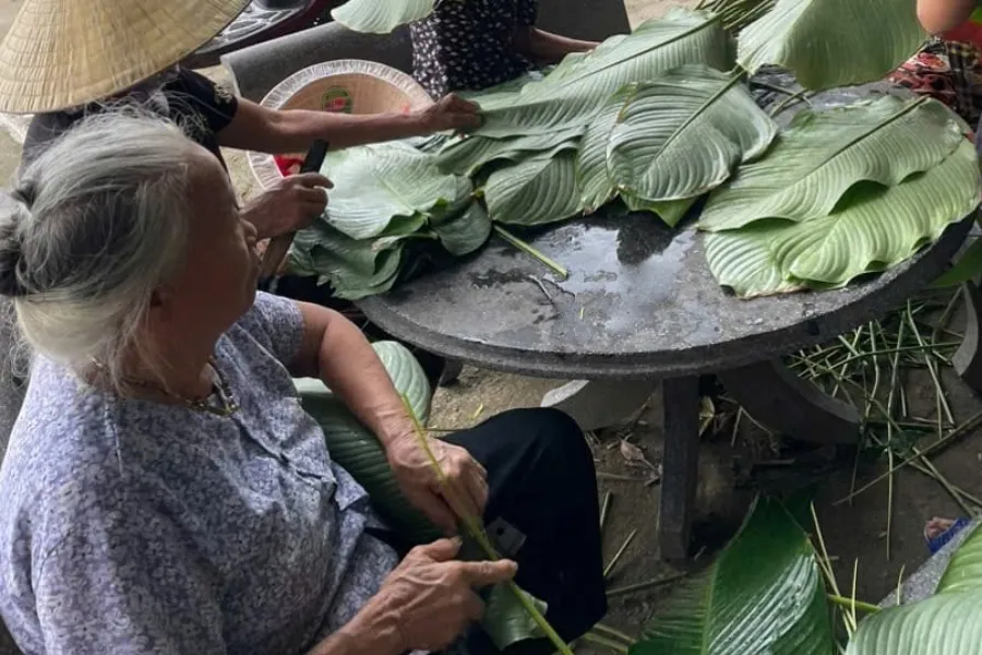 Các cụ già ở Thanh Chương (Nghệ An) chung tay gói bánh chưng nghĩa tình mang ra vùng mưa, lũ phía Bắc. Ảnh: ĐL nau-banh-chung-vung-lu.jpg
