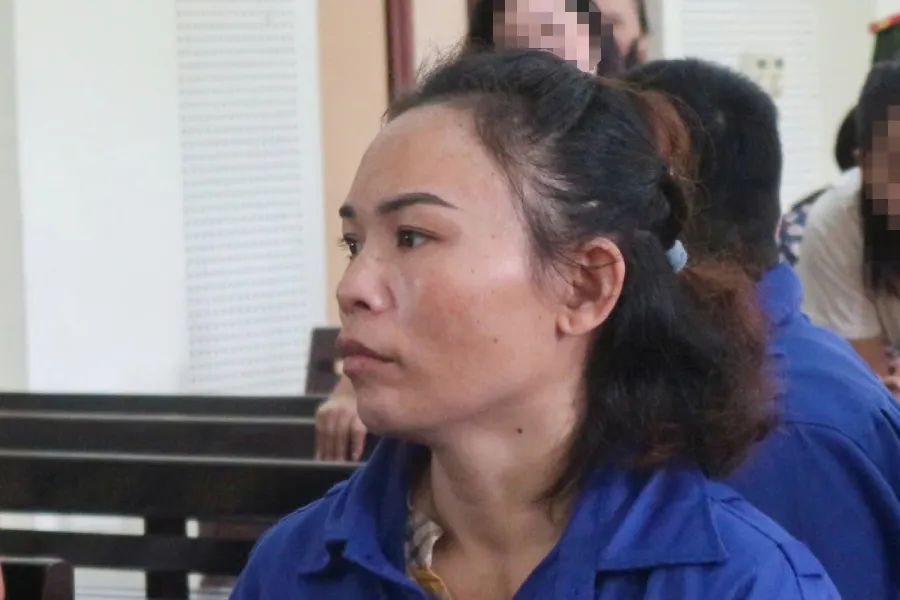 Lữ Thị Thúy tại phiên tòa sơ thẩm. Ảnh: ĐẮC LAM ban-co-gai.jpg