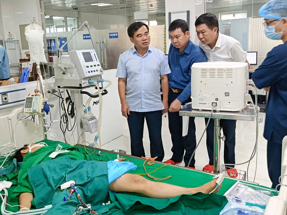 Lãnh đạo UBND huyện Kỳ Sơn đến thăm hỏi, động viên các em học sinh bị ong đốt. ong-tan-cong-dot-7-hoc-sinh.jpg