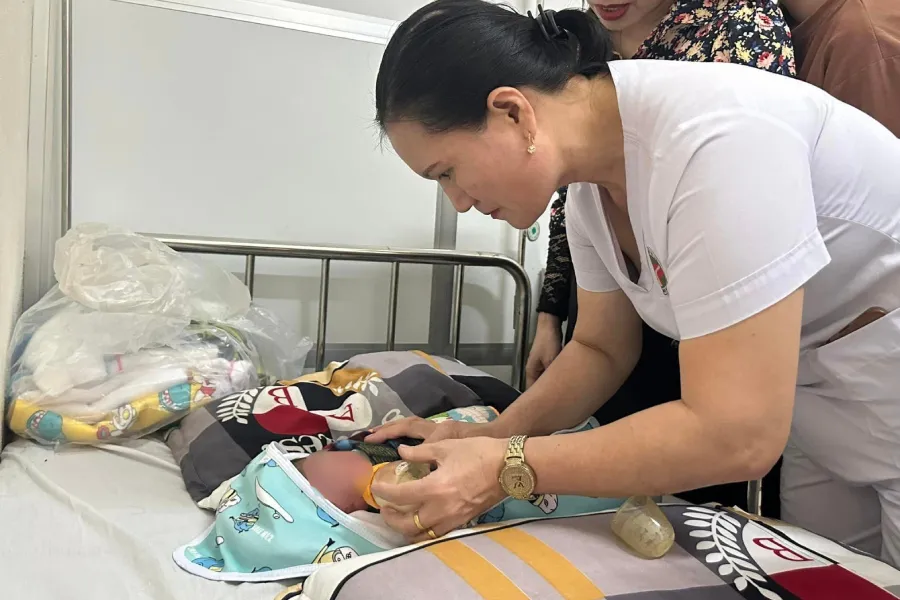 trẻ sơ sinh bị bỏ rơi