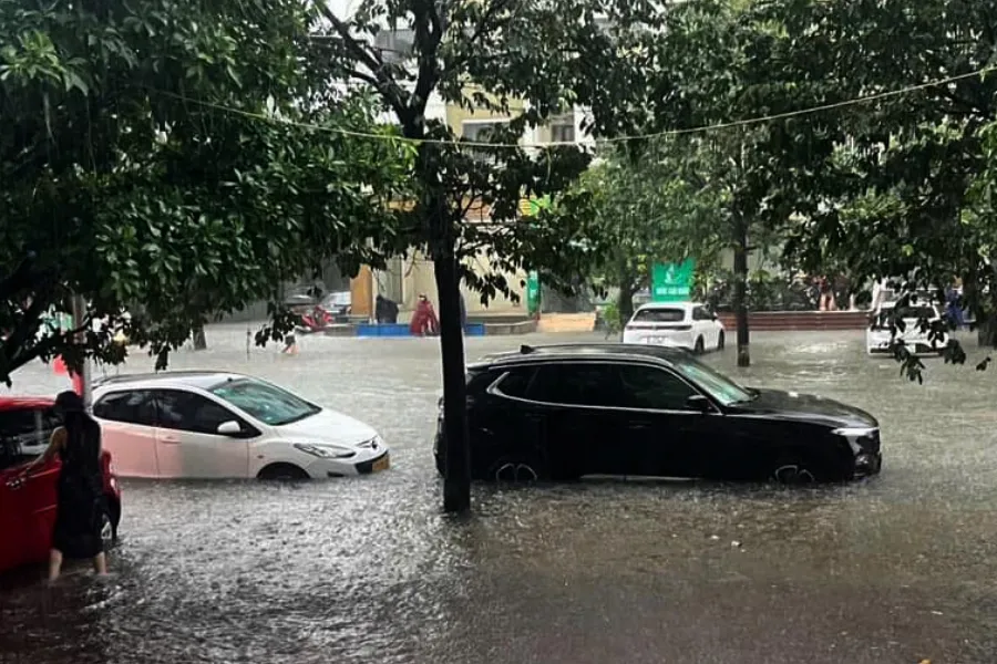 Mưa như trút nước gây ngập đường ở TP Vinh (Nghệ An). mua-ngap-TP-Vinh.jpg