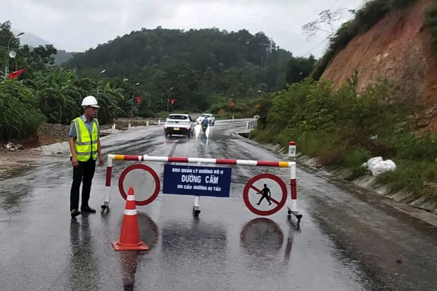 Cơ quan chức năng đặt biển cấm trên quốc lộ 8A (đoạn đường lên Cửa khẩu Quốc tế Cầu Treo). satjploptac-duong.jpg