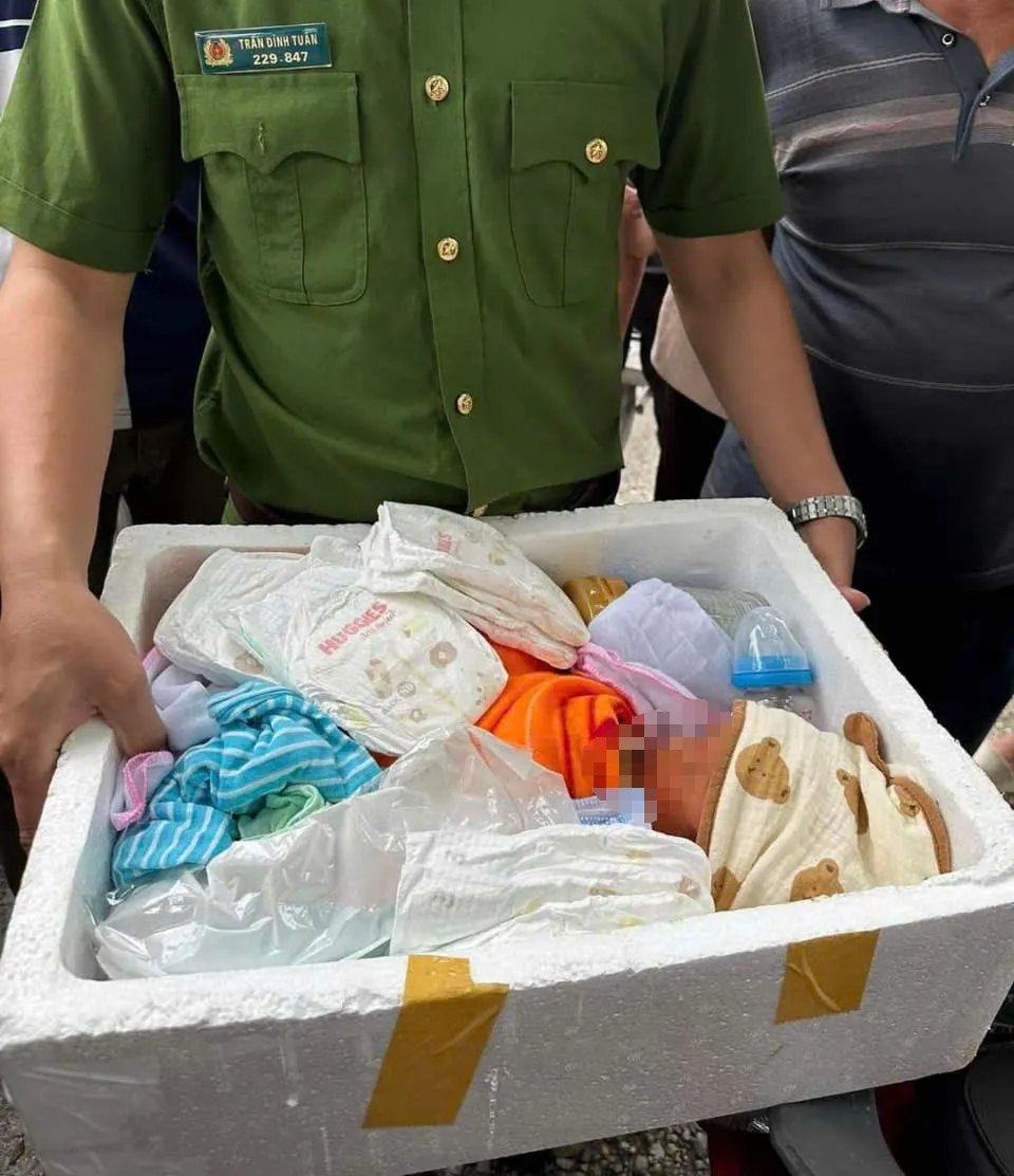 Công an tiếp nhận và đưa bé đi cấp cứu. Ảnh: T.VINH. cong-an-dieu-tra-nguoi-me.jpg