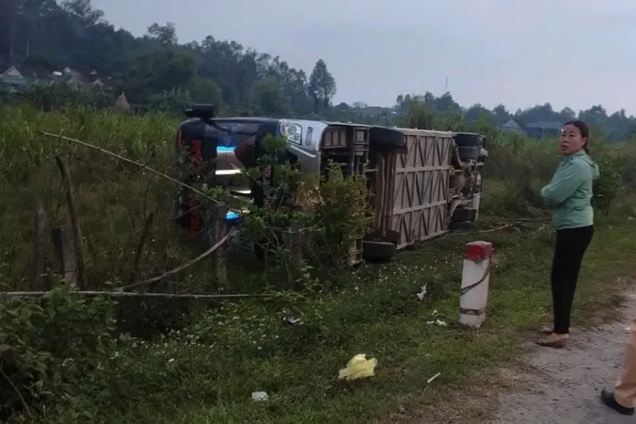 Hiện trường lật xe khách bên quốc lộ 7C. Ảnh: ĐL Hiện trường lật xe khách bên quốc lộ 7C. Ảnh: ĐL