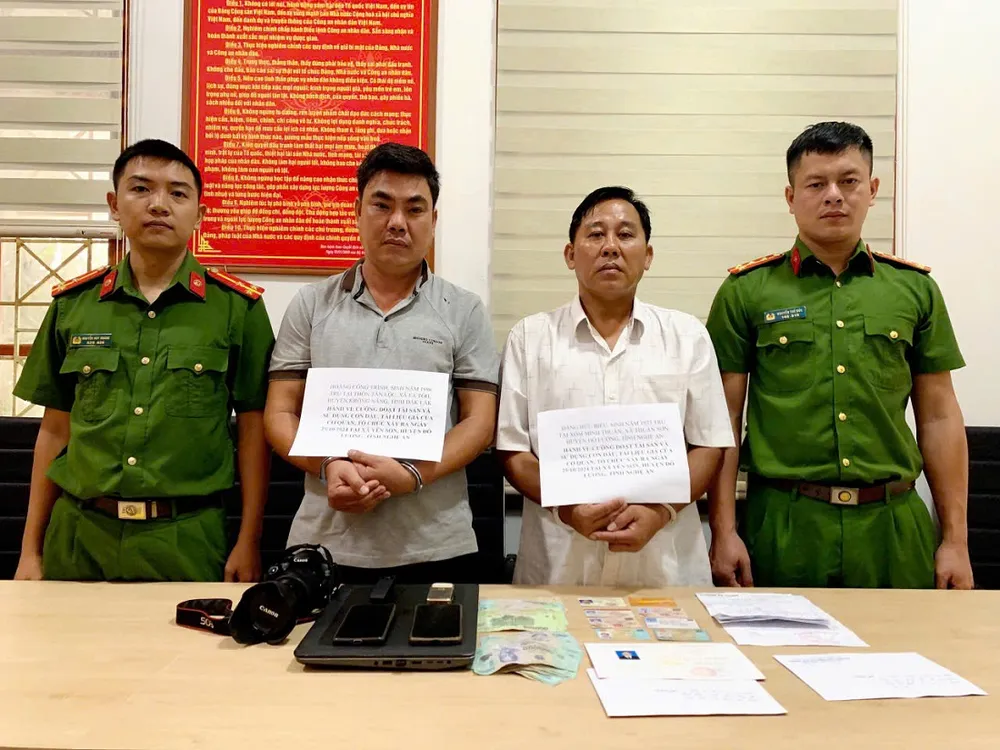 Trình và Biểu bị bắt giữ cùng các tang vật. Ảnh: CA. bat-2-phong-vien.jpg