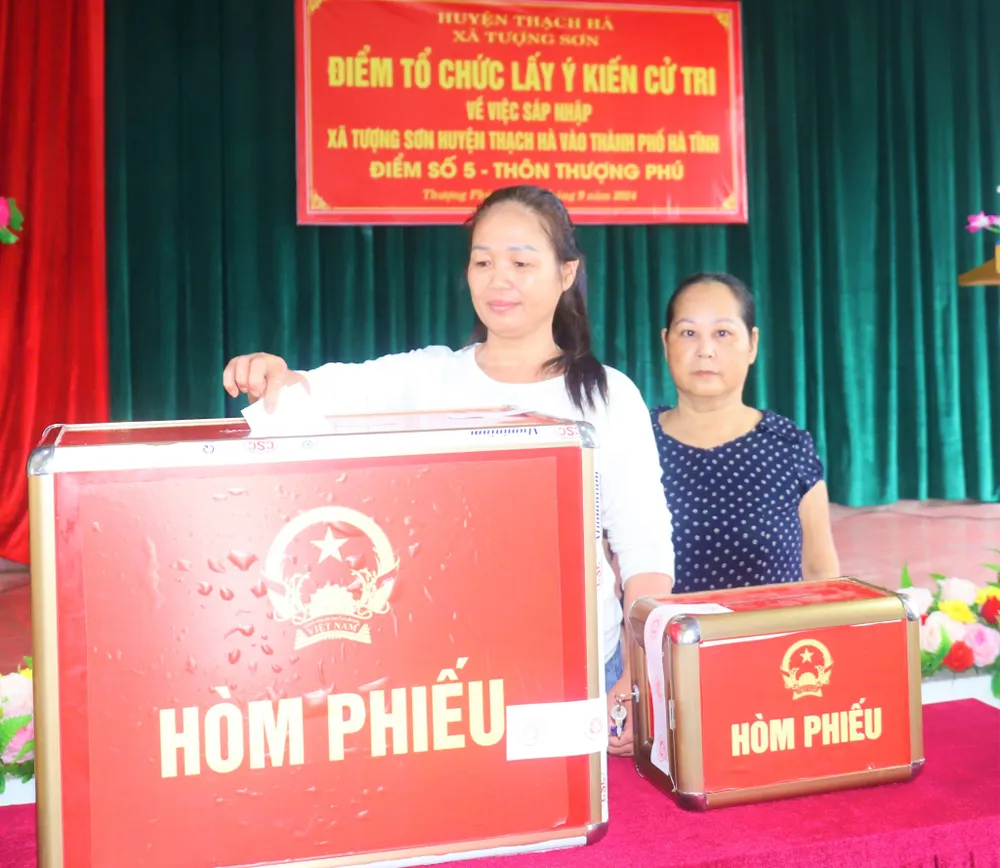 Tháng 9-2024, huyện Thạch Hà đã lấy ý kiến cử tri về việc sáp nhập xã Tượng Sơn vào TP Hà Tĩnh. Ảnh: TH. QUỲNH. y-kien-cu-tri.jpg
