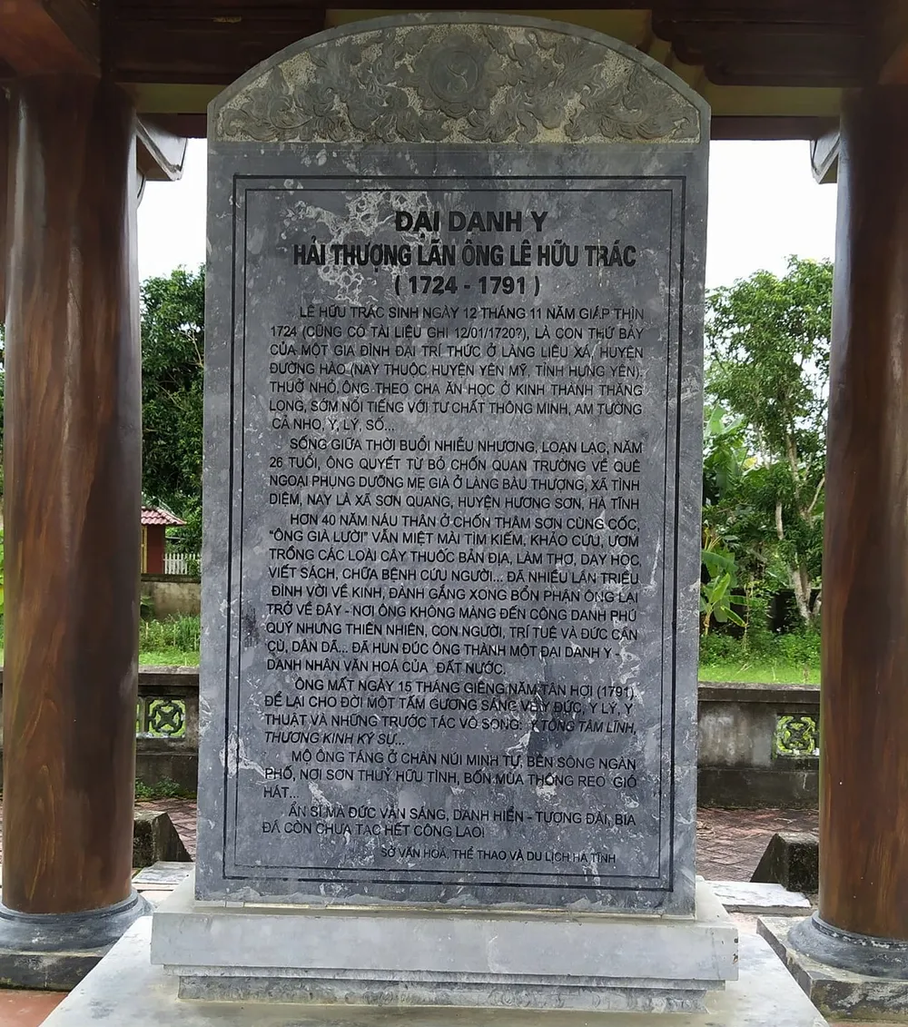 Bia trích lược công đức của Đại danh y Hải Thượng Lãn Ông Lê Hữu Trác (1724-1791). Ảnh: NH. danh-y-le-huu-trac (2).jpg