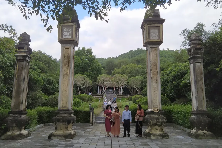 Lối vào Khu lưu niệm Lê Hữu Trác. Ảnh: NH. lê hữu trác