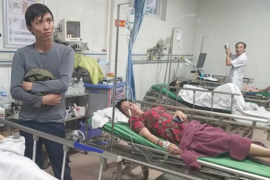 Các y, BS của BV Đa khoa 115 Nghệ An cấp cứu, điều trị cho các công nhân nhập viện sau bữa ăn trưa.