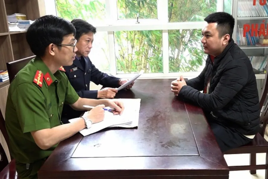 Vũ Trung Kiên (bìa phải) là đối tượng cầm đầu nhóm thu mua tài khoản ngân hàng để cung cấp cho các băng nhóm lừa đảo chiếm đoạt tài sản.